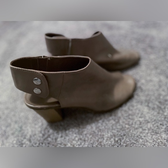 Madden Girl’s Women’s Size 9 Peep Toe Ankle Bootie - Picture 2 of 3